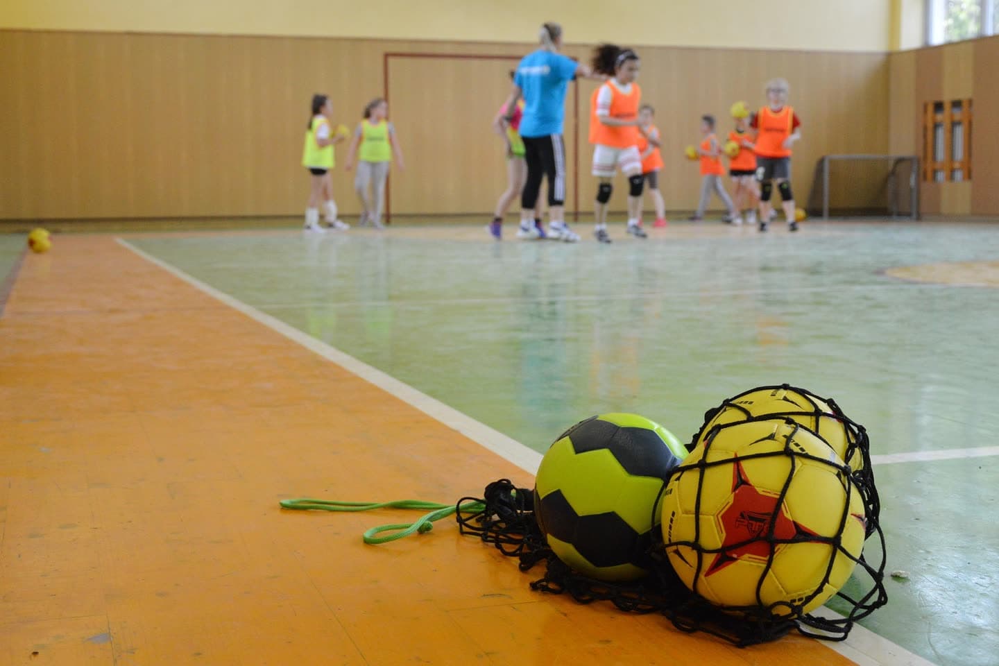 Entraînement de jeunes dans le gymnase d'un club associatif