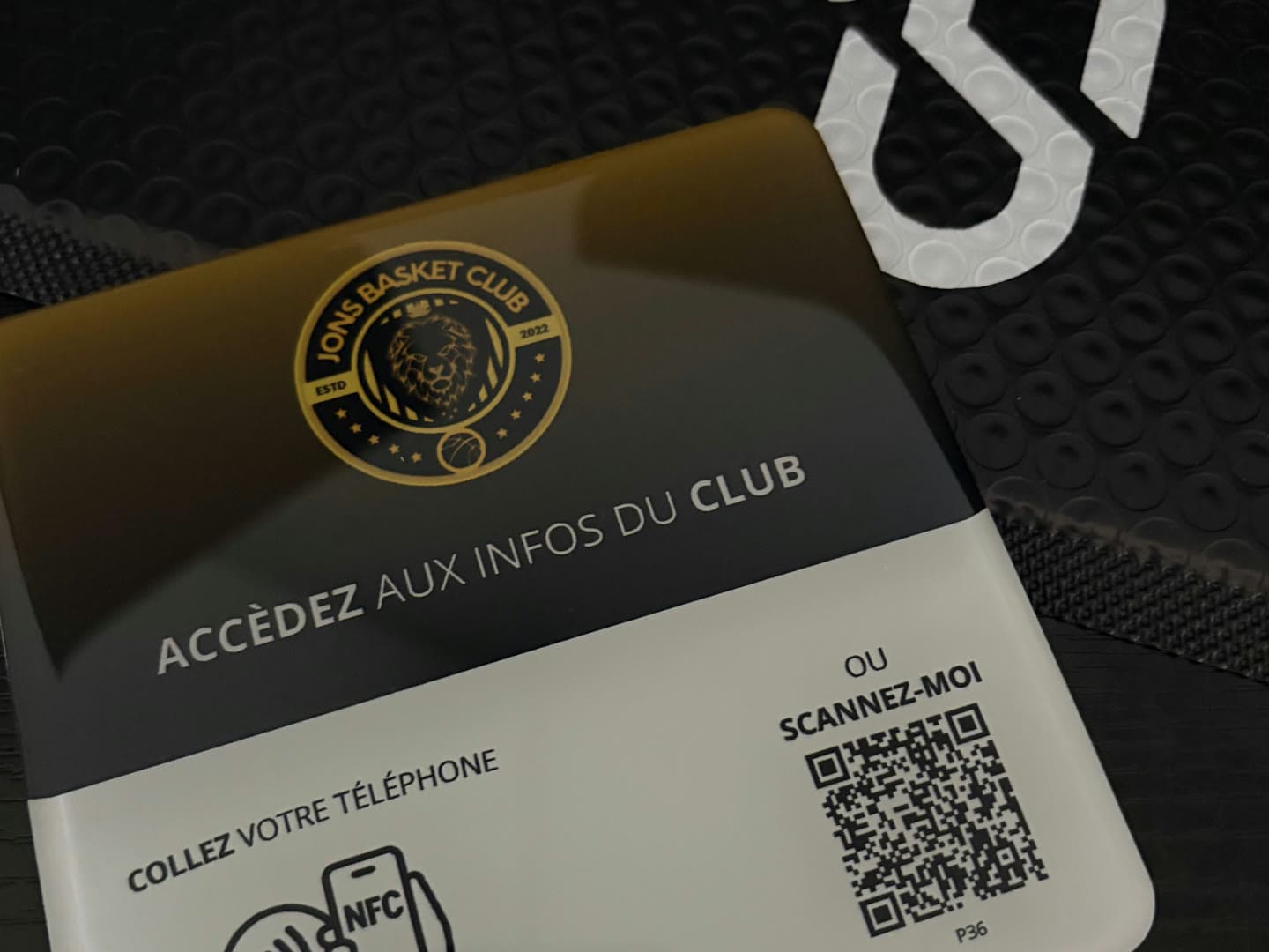 Plaque Clubdirect imprimée aux couleurs d'un club de basket, avec le logo, la zone NFC et le QR code